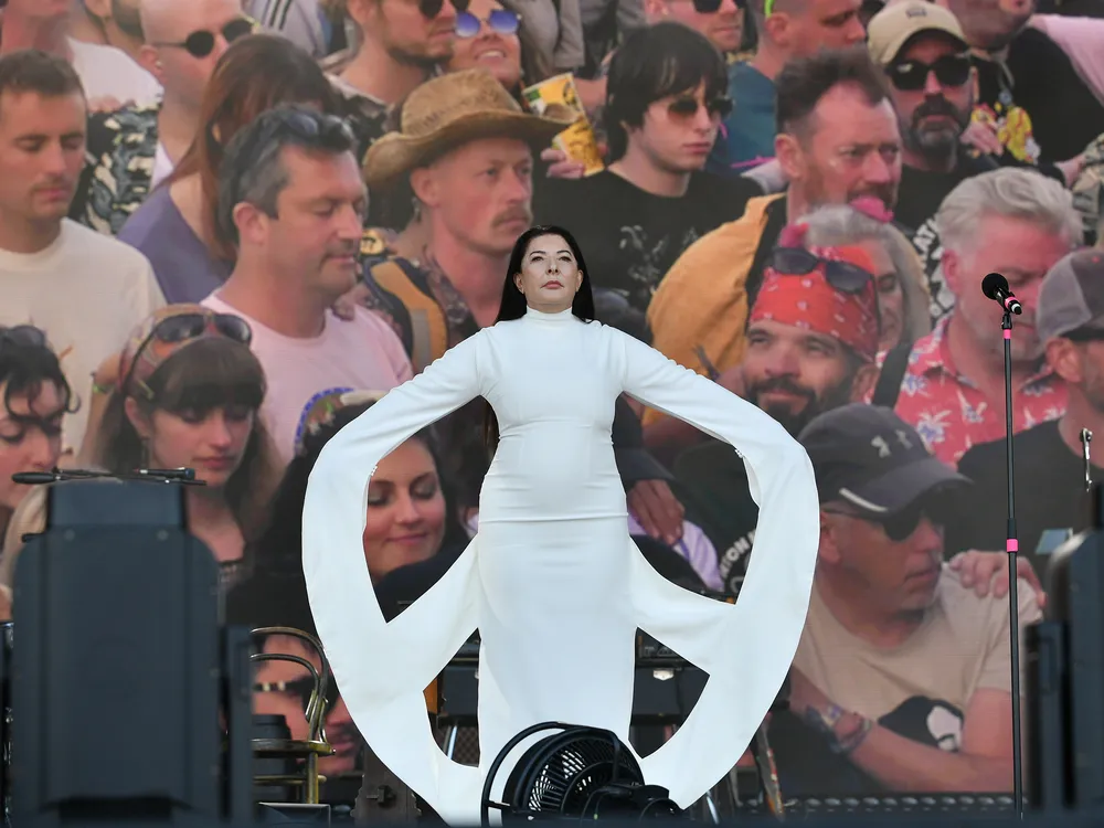 Marina Abramović peace protest: 2159705371